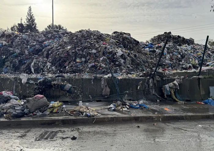 CHP yine sınıfta kaldı: İzmir'de çöpler sel sularıyla sokaklara taştı - 3