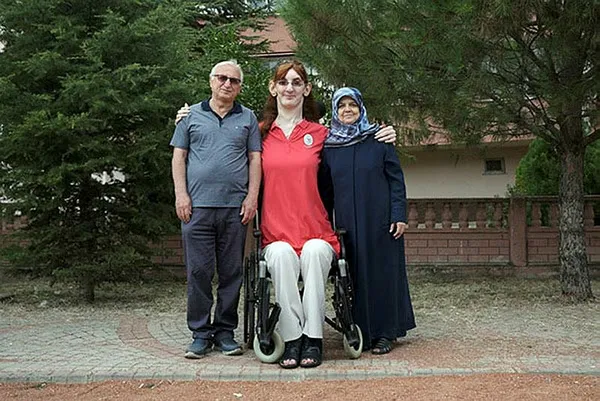 dunyanin-en-uzun-boylu-kadini-olan-rumeysa-gelgi-guiness-rekorlar-kitabinda-1634136311517.jpg ''Dünyanın en uzun boylu kadını'' olan Rumeysa Gelgi, Guiness Rekorlar Kitabı'nda! - 1