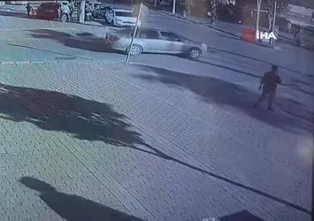 Motosiklet otomobille çarpıştı: 1 yaralı