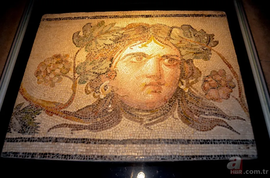 'Çingene Kızı' mozaiği Türkiye'ye getirildi 12