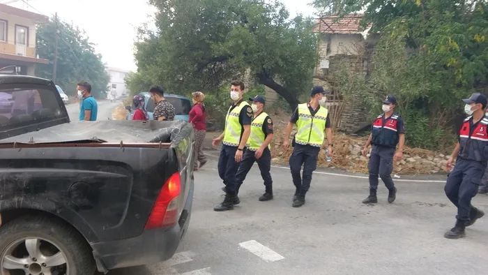 Antalya'da alevlerin sardığı mahalleye jandarmadan anons: Lütfen mahalleyi terk edin - 1