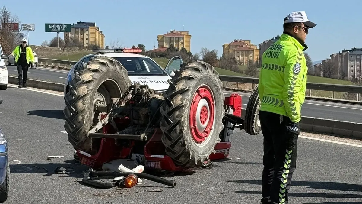 Ahşap elektrik direği taşıyan traktör devrildi: 1 ölü
