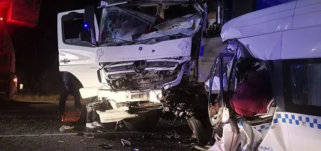 Sivas’ta feci kaza! Minibüs ile kamyon çarpıştı! Çok sayıda ölü ve yaralı var