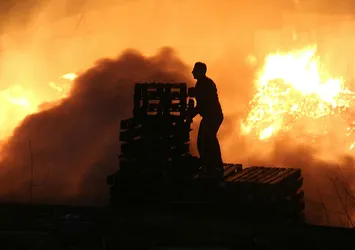 Kocaeli’de palet fabrikasında yangın