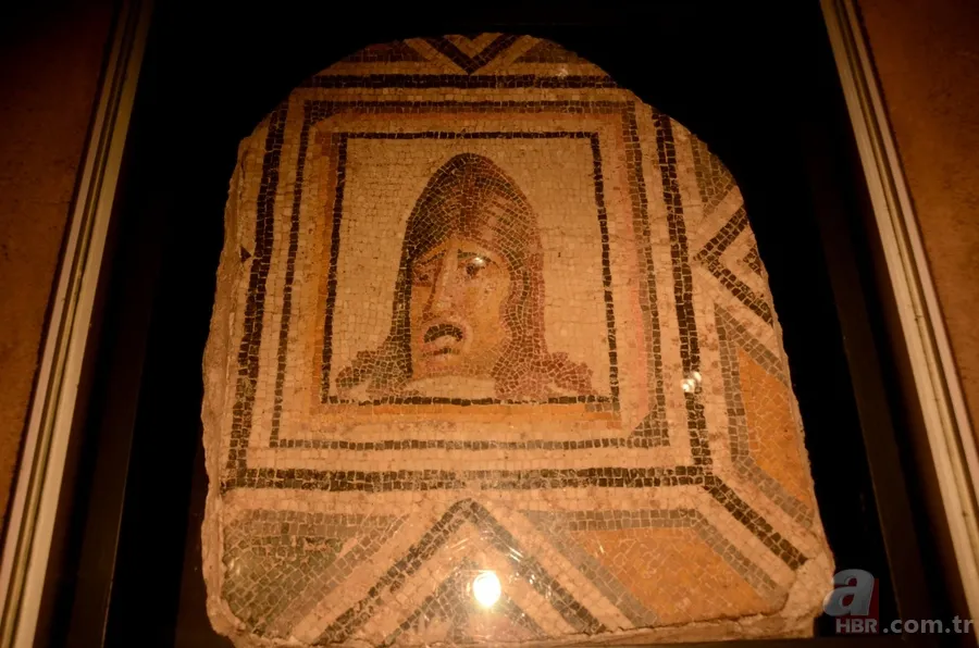 'Çingene Kızı' mozaiği Türkiye'ye getirildi 11