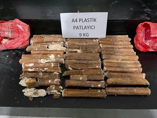 Son dakika: İçişleri Bakanlığı: Hakkari’de 9 kilo A-4 patlayıcı ve 204 kilo eroin ele geçirildi