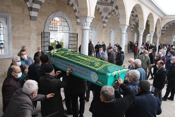 izmirdeki-depremde-hayatini-kaybedenler-son-yolculuklarina-ugurlaniyor-1604501719699.jpg İzmir depremi sonrası son yolculuklarına uğurlandılar - 3