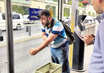 Metrobüs durağında tinerci dehşeti