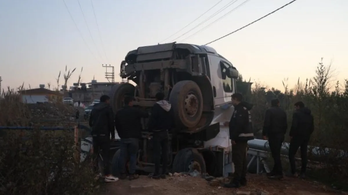 Hatay'da köprü dehşet! Hafriyat kamyonu geçtiği esnada çöktü