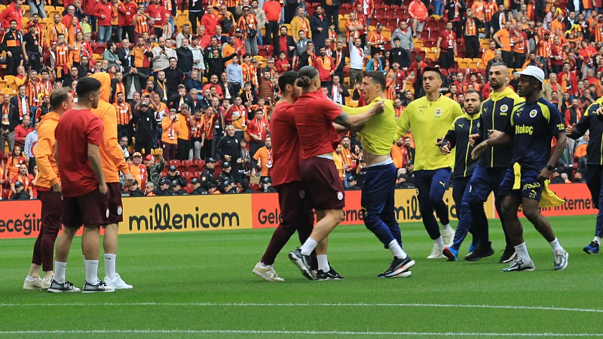 Galatasaray - Fenerbahçe derbisi öncesi saha karıştı! Futbolcular birbirine girdi