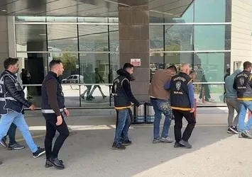 Manisa'da kendilerini avukat olarak tanıtarak bir kişiyi dolandıran 5 zanlı tutuklandı