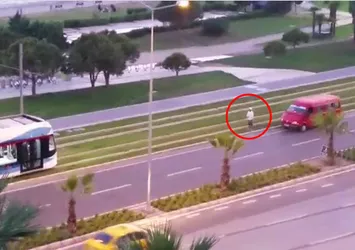 Tramvay yolunda namaz kılan adam konuştu