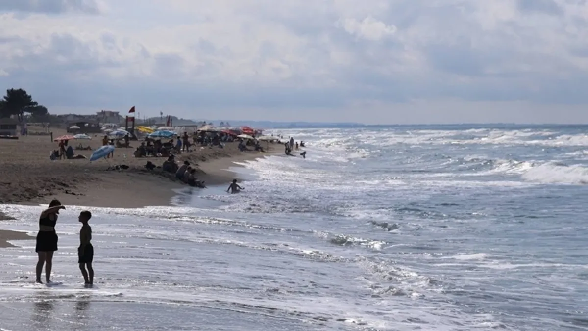 Düzce ve Sakarya'da olumsuz hava koşulları nedeniyle denize girmek yasaklandı