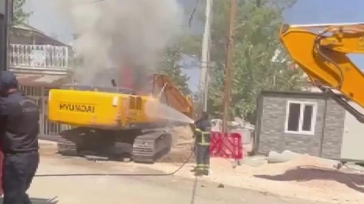 Altyapı çalışması yapan iş makinesinde dehşet! Operatör canını zor kurtardı