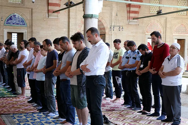 Son dakika: Yarın camilerde bayram namazı kılınacak mı? Ramazan Bayramı namazı hakkında Diyanet'ten açıklama! - 1