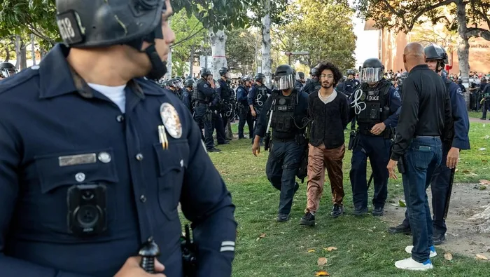 abdde-guney-california-universitesinde-polis-gazze-dayanisma-kampini-dagitti-1714933257778.jpeg ABD'de Gazze direnişi! Polis Güney California Üniversitesi'nde Gazze Dayanışma Kampı'nı dağıttı - 5