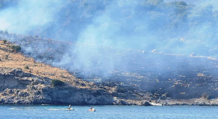 Muğla’da tekneden atılan işaret fişeği adayı yaktı