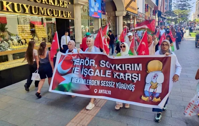 saglik-calisanlarindan-gazze-icin-sessiz-yuruyus-1721506487677.jpg Sağlık çalışanlarından Gazze için "sessiz yürüyüş" - 1