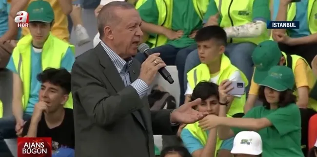 baskan-erdoganin-havadaki-elinin-sikmaya-calisti-sevval-gokcukur-a-habere-konustu-1654242559578.jpg Başkan Erdoğan’ın havadaki elini sıkmaya çalıştı! Şevval Gökçukur A Haber’e konuştu - 3