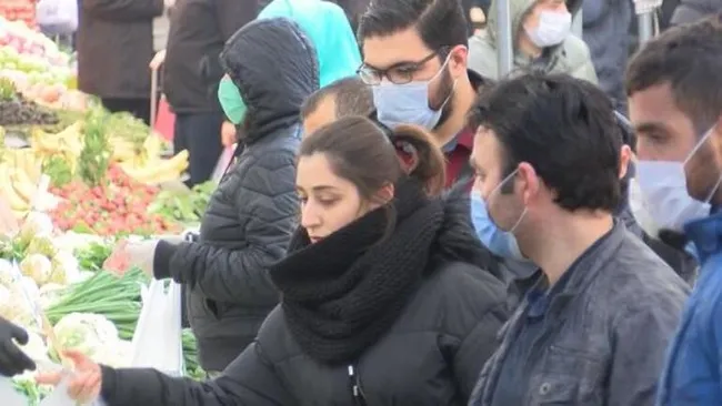 İstanbul’da inanılmaz görüntüler! Semt pazarındaki kalabalık dikkat çekti - 2