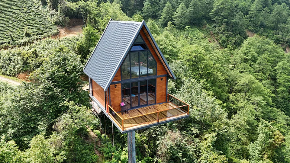 12 metrelik demir direk üzerine bungalov ev yaptı! Yapamazsın diyenler sıraya girdi