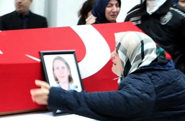 bosandigi-esini-gogsunden-vurarak-olduren-komiser-tutuklandi-1708099630440.jpg Boşandığı eşini göğsünden vurarak öldüren komiser tutuklandı - 1