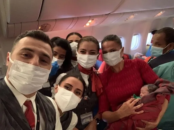 THY'de bebek heyecanı! Afganistan vatandaşı 10 bin metrede doğum yaptı - 2