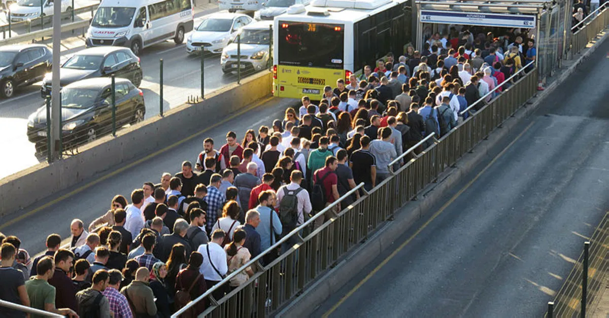 İstanbul'da metrobüslerde korkutan yoğunluk! Vatandaş isyan etti: Seferlerde sıkıntı var | Video