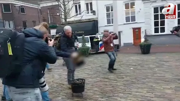 Hollanda’da polisin gözü önünde Kur’an-ı Kerim’e alçak saldırı! Polisler kutsalımızın yakılmasına engel olan Müslümanlara saldırdı