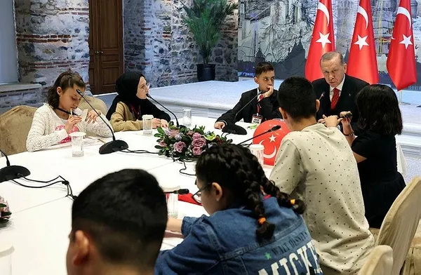baskan-erdogan-23-nisanda-depremzede-cocuklari-agirladi-istanbulda-onemli-aciklamalar-1682249178219.jpeg Başkan Erdoğan 23 Nisan'da depremzede çocukları ağırladı! İstanbul'da önemli açıklamalar - 2
