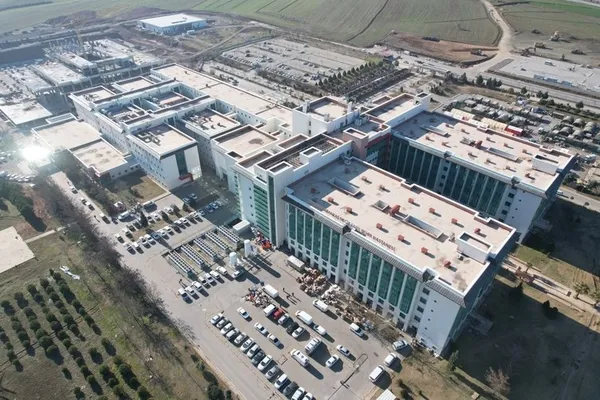 Kahramanmaraş depreminde gözler sismik izolatörlü şehir hastaneleri çevrildi! Dimdik ayakta kalarak şifa dağıtıyorlar