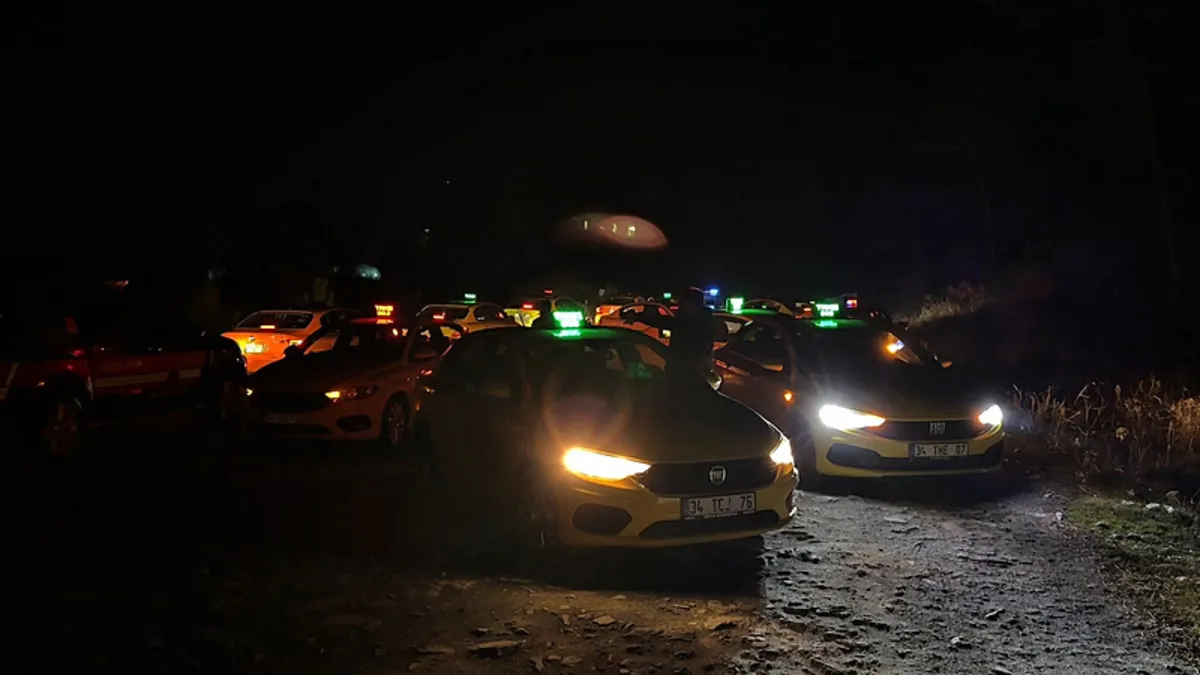 İstanbul'da taksiciyi dövüp gasp ettiler: 3 kişi her yerde aranıyor