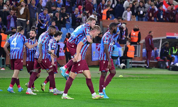 Kırmızı kart ve bir penaltının olduğu Trabzonspor-Beşiktaş derbisinde puanlar paylaşıldı! MAÇ SONUCU: Trabzonspor 1-1 Beşiktaş - 4