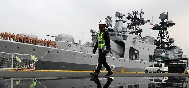Rus savaş gemileri Filipinler’de