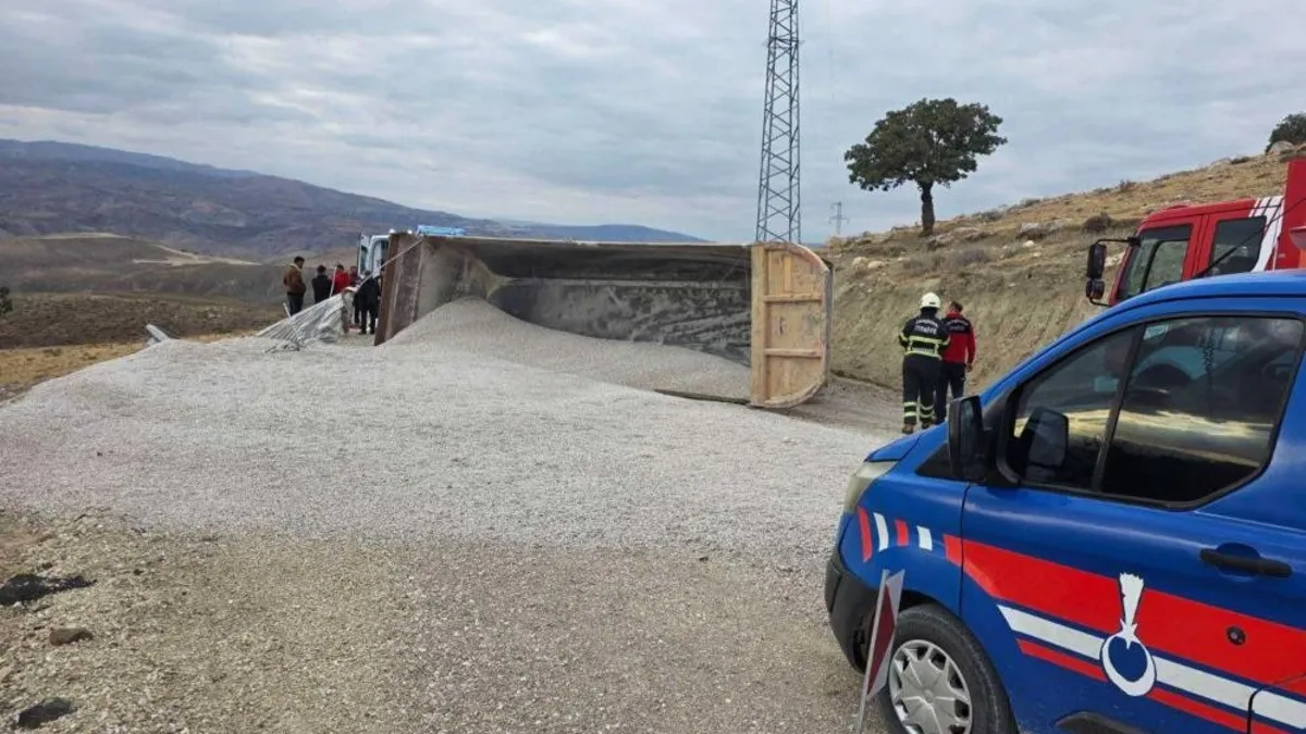 Kırıkkale'de mıcır yüklü kamyon devrildi: 1 yaralı