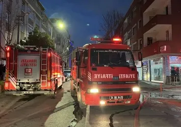Küçükçekmece'de binadan alevler yükseldi!
