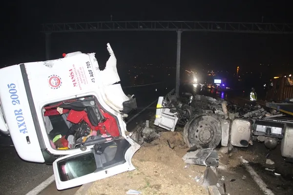 saskina-ceviren-goruntu-koskoca-tir-ikiye-bolunup-parcalandi-1637734770538.jpg Şaşkına çeviren görüntü! Koskoca tır ikiye bölünüp parçalandı - 3