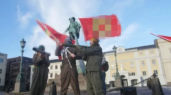 isvecten-alcak-goruntuler-teror-yandaslari-baskan-erdogan-ve-devlet-bahcelinin-maketini-parcaladi-1705237929165.jpg İsveç’te alçak görüntüler! Terör yandaşları Başkan Erdoğan ve Devlet Bahçeli’nin maketini parçaladı - 1