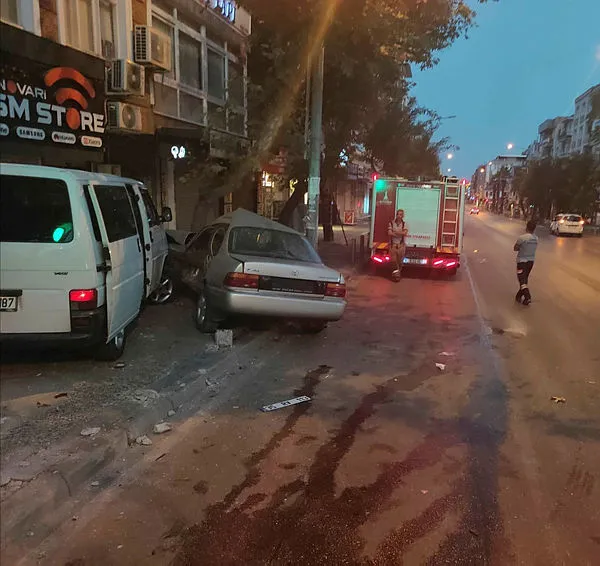 İzmir’de minibüsün otomobile çarptığı kazada 1 kişi öldü - 2