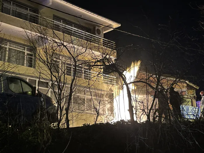 Beykoz'da 3 katlı binanın doğalgaz panosunda yangın - 1