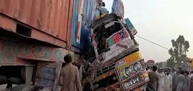 Son dakika: Pakistan’da otobüs ile kamyon çarpıştı: 28 ölü, 40 yaralı