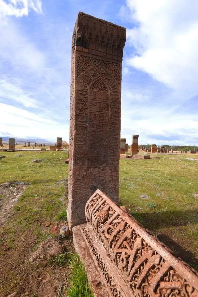 Ahlat’ta Esma-ül Hüsna işlemeli mezar taşı
