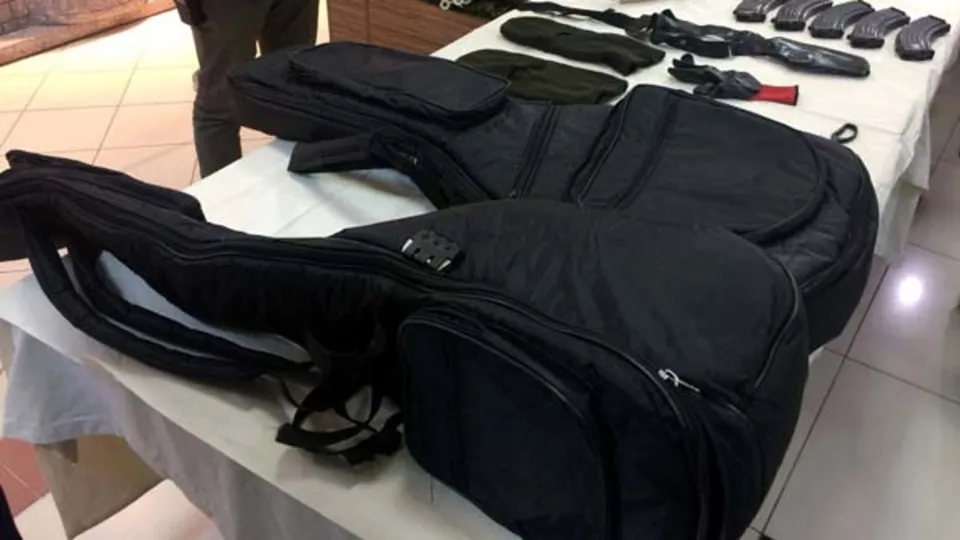 Diyarbakır'da saz kılıfı ve gitar kutusundan cephane çıktı