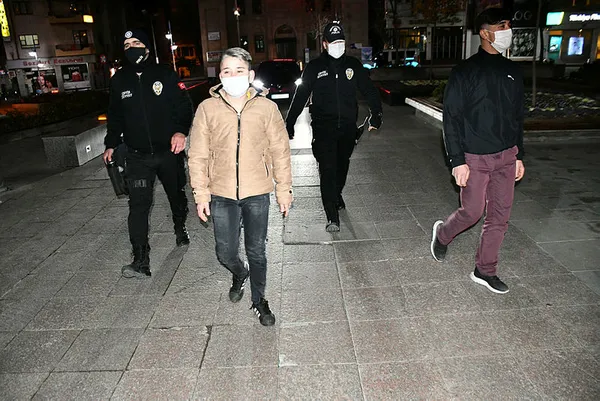 Küstah yanıt: Zeki Müren de izleyecek mi? | Aksaray’da kısıtlamaya uymayan genç polise yakalandı - 4