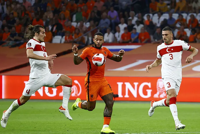 Hollanda - Türkiye maçında Çağlar Söyüncü kırmızı kart gördü - 1