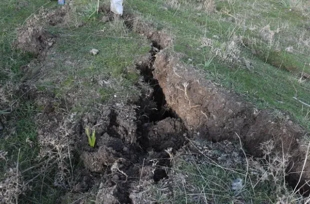 İzmir'de korkutan görüntü... Çöp depolama alanında çatlaklar her geçen gün biraz daha artıyor - 2