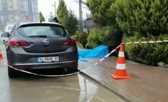 Sokak ortasında başına dayadığı tabancayı ateşledi - 1