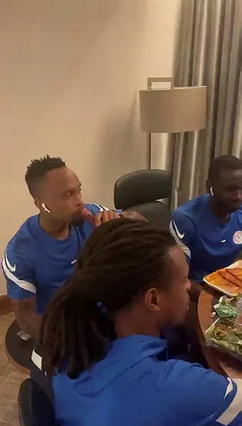 Çaykur Rizespor oyuncularından kebap ziyafeti verdi! Lebogang Phiri’nin şalgam suyu içerken verdiği tepki güldürdü - 1