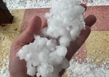 Ceviz büyüklüğünde yağdı! Beyaza büründü