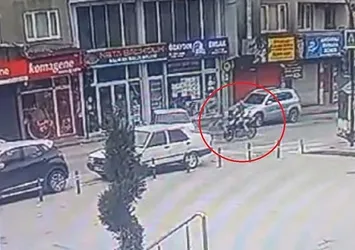 Yola aniden çıktı motosikletle çarpıştı! Kaza anı kamerada